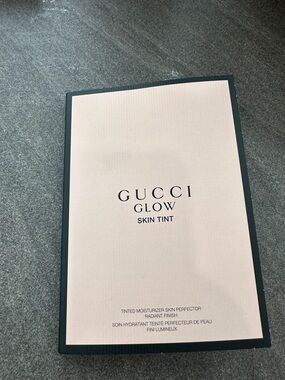 5 add on Gucci Glow Skin Tint - Pale Pink